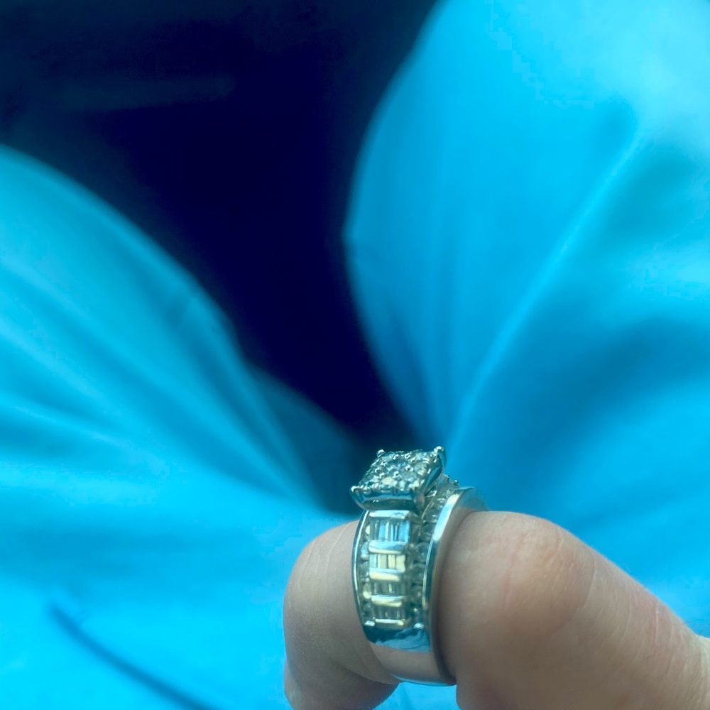 White gold 10k 2? Karat ring